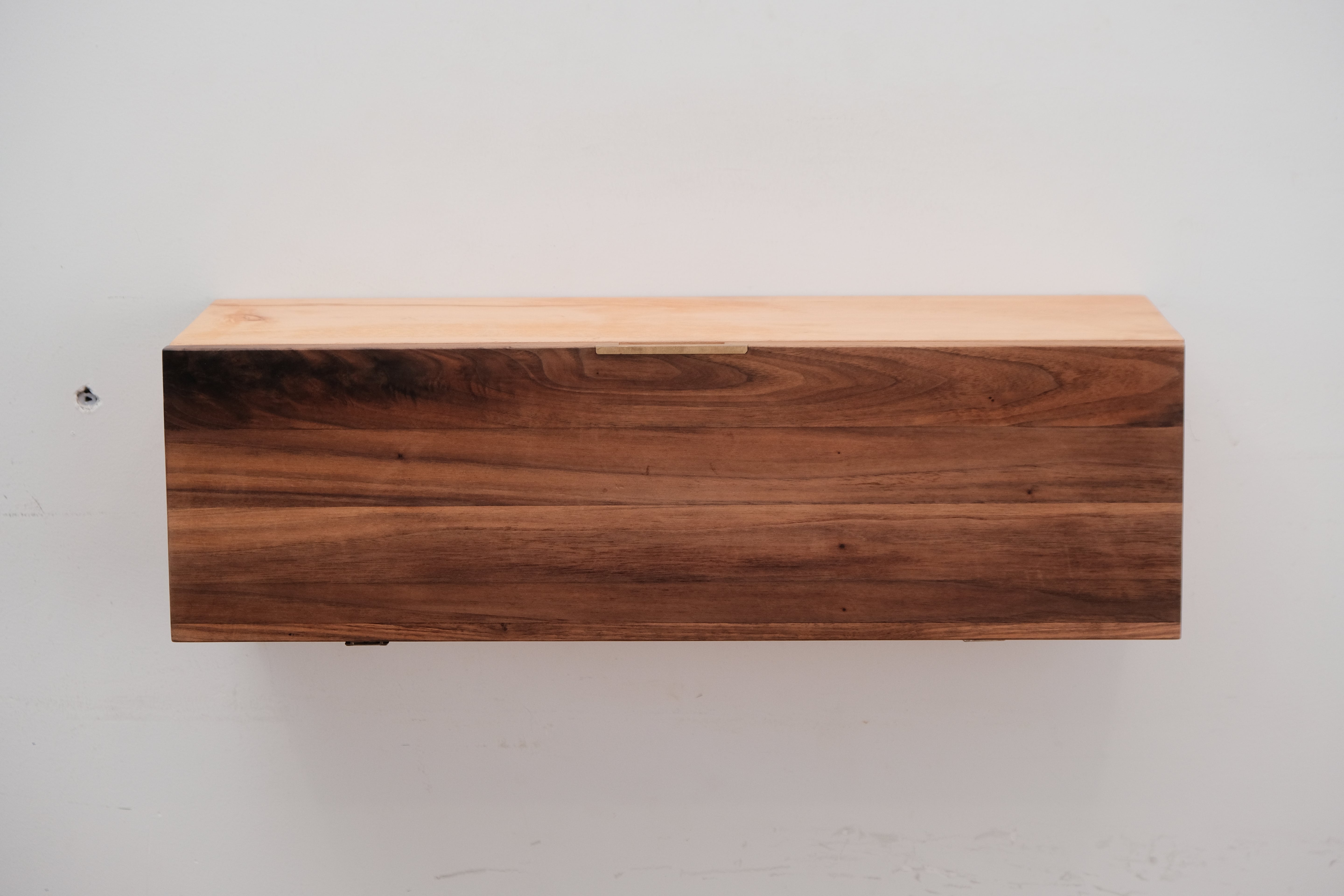 FLOATING STRAIGHT CABINET