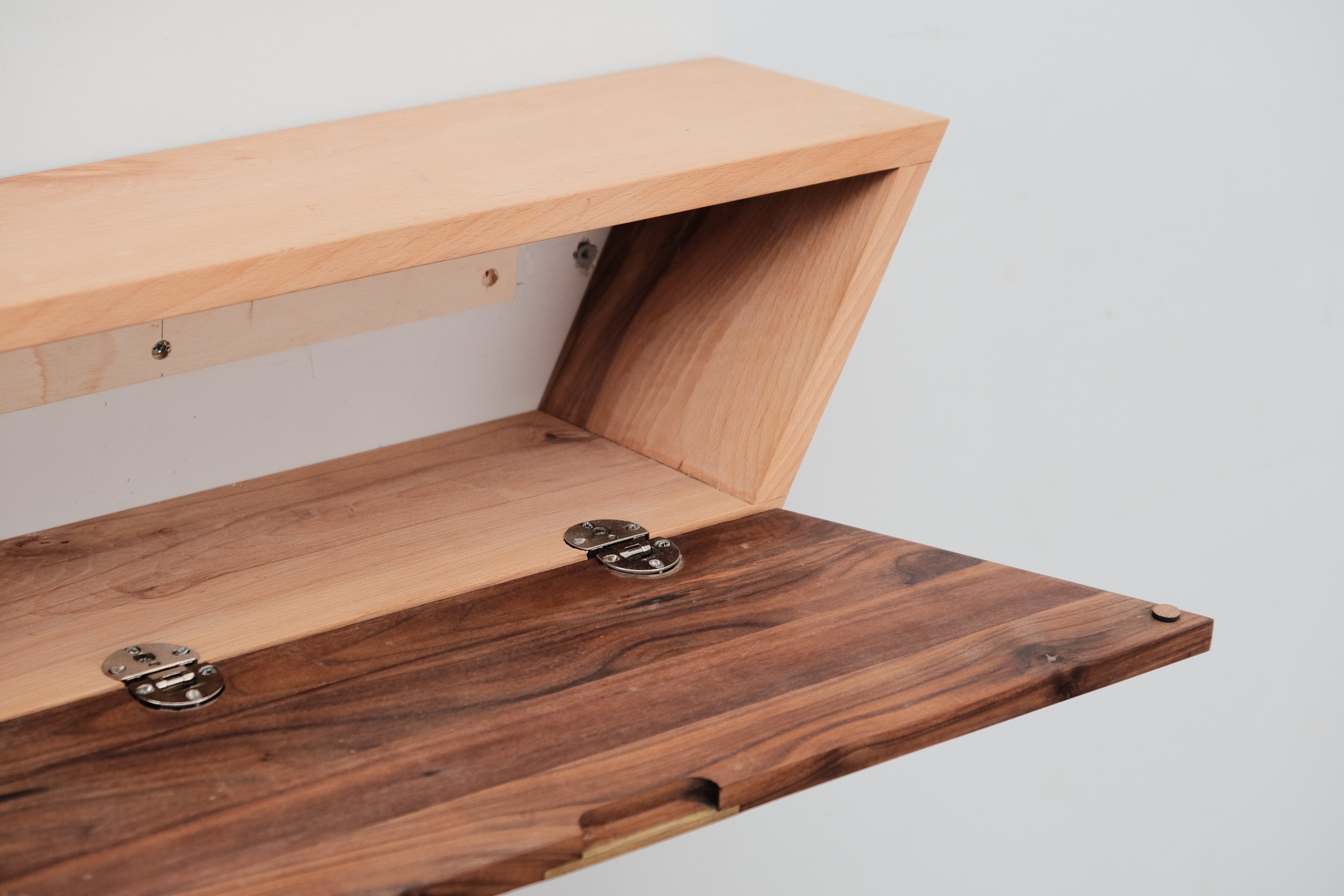 FLOATING SLANT CABINET